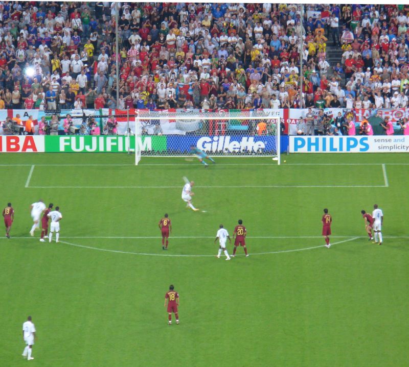 2006年W杯ポルトガル戦でPKを蹴るジダン