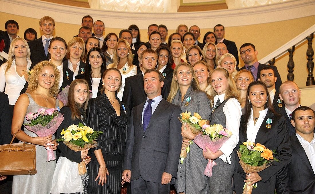 Para peraih medali Olimpiade Musim Panas 2008 Rusia bersama Presiden Dmitry Medvedev di Kremlin.