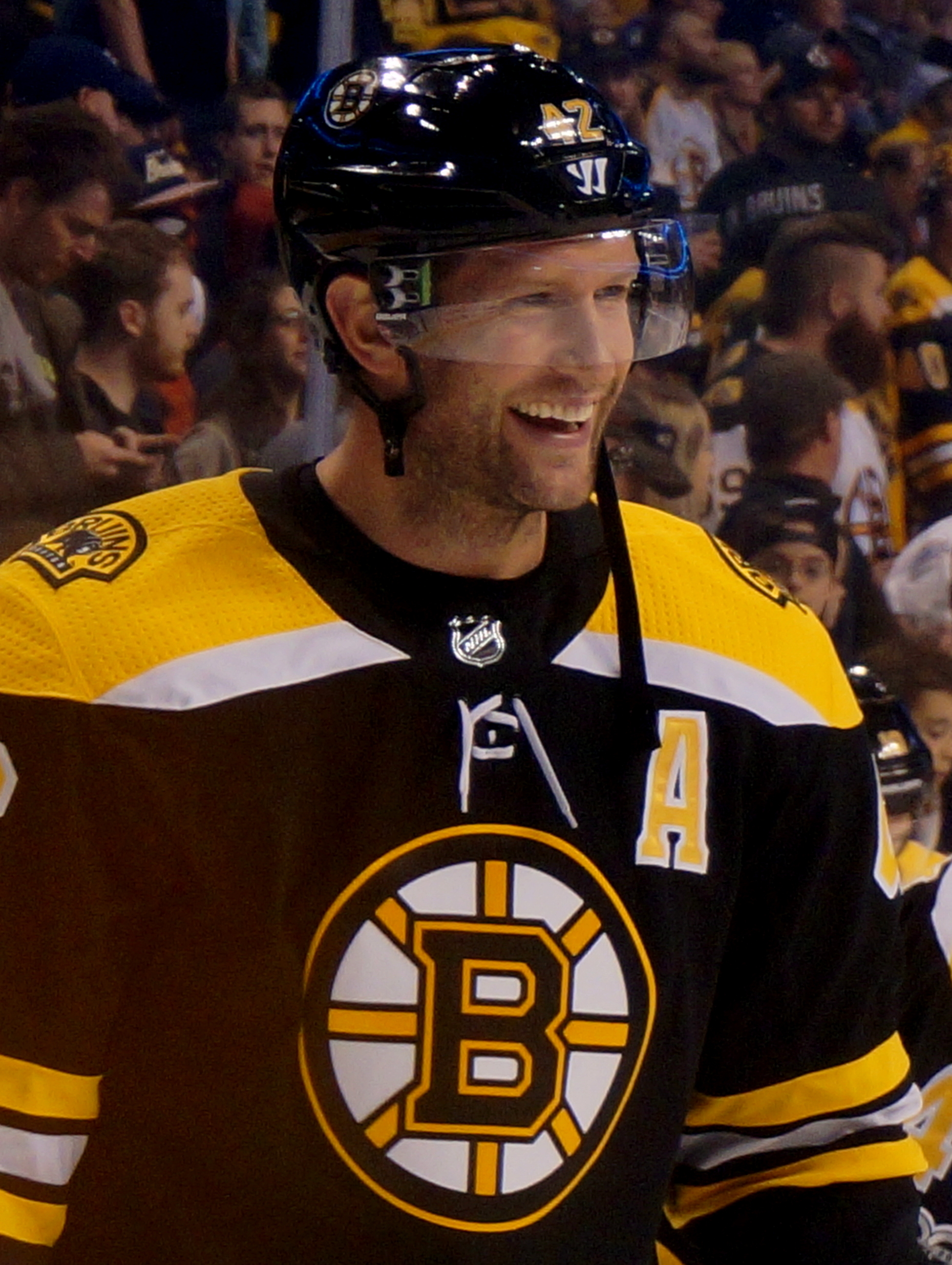 Backes với đội Bruins vào tháng 10 năm 2017