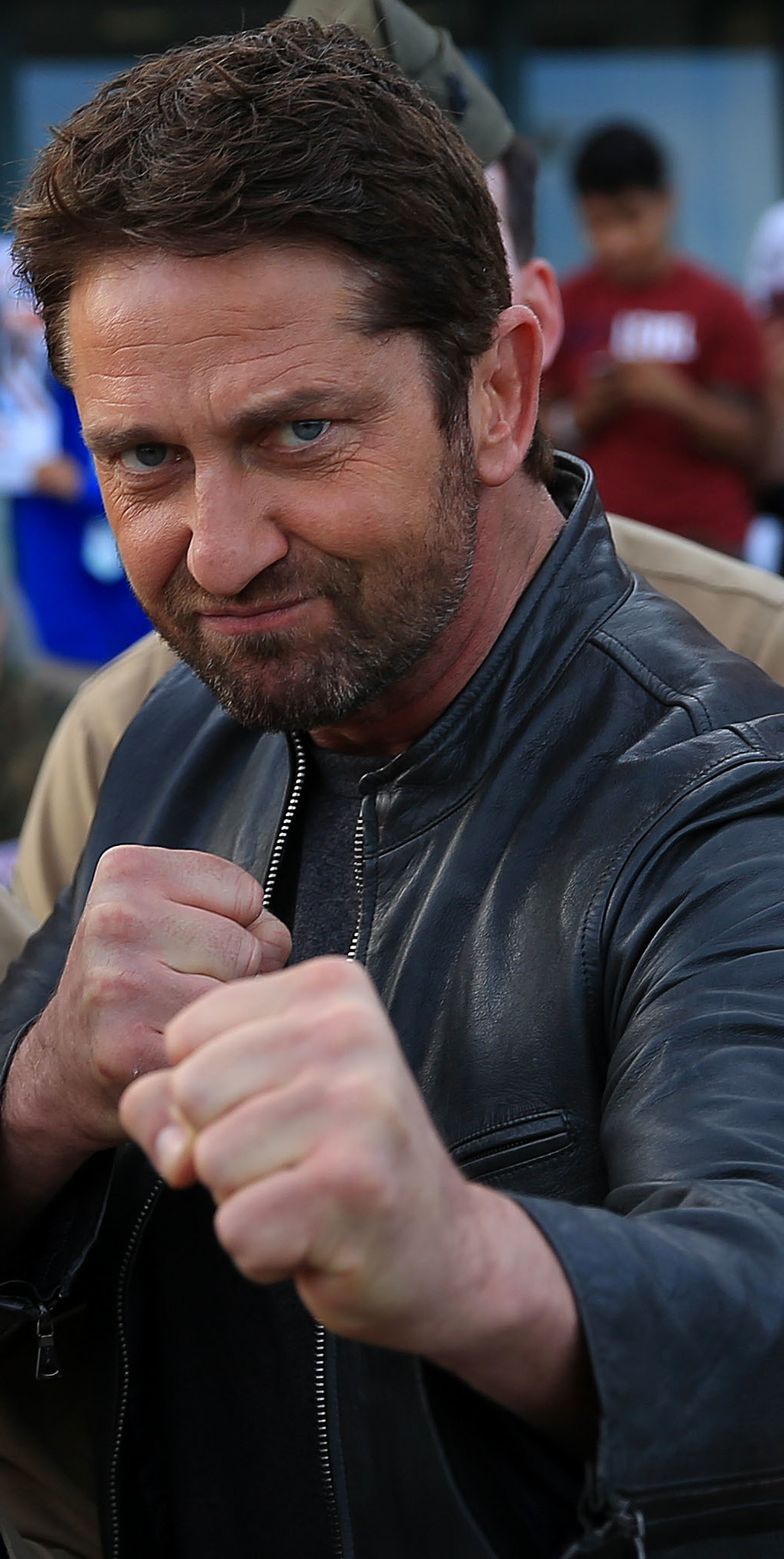 Gerard Butler posing with a group of Marines at Camp Pendleton in 2016