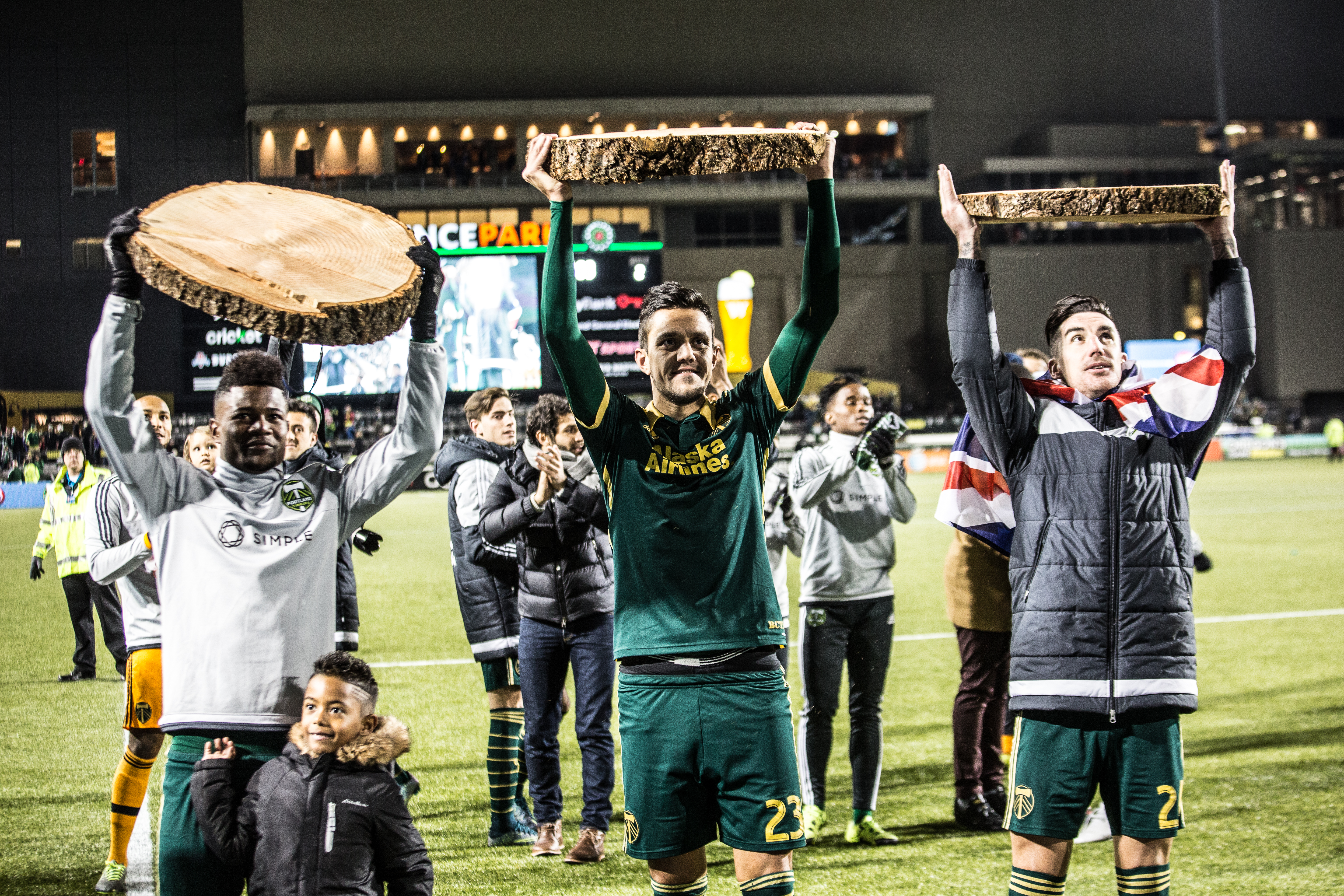 2015년 MLS 컵 플레이오프에서 FC 댈러스를 꺾고 승리를 축하하는 팀버스 선수들 (오른쪽에 영국 국기를 두르고 있는 리지웰)