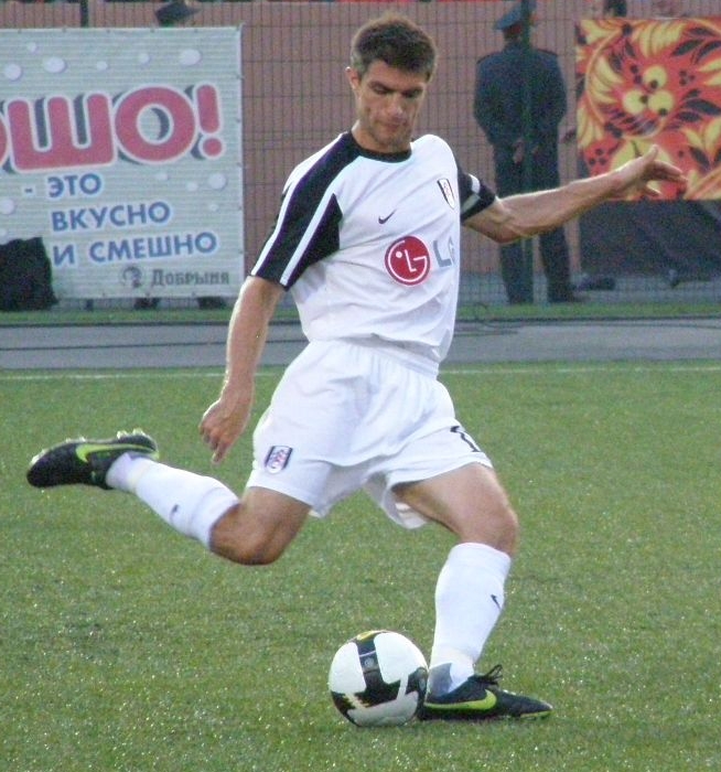 2009년 UEFA 유로파리그 경기에서 풀럼 FC 소속으로 뛰는 에런 휴스