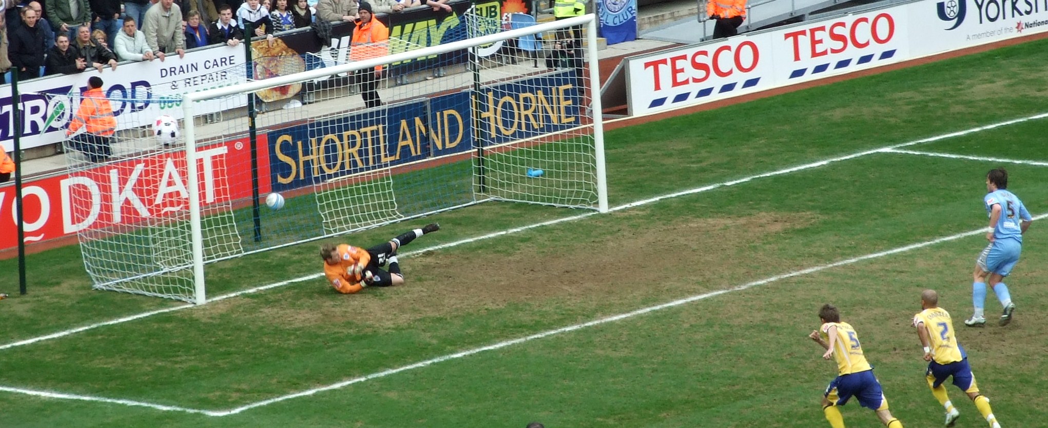 리코 아레나에서 열린 M69 더비 중 코번트리 시티 FC의 페널티 킥을 지켜보는 매콜리 (등번호 5번)