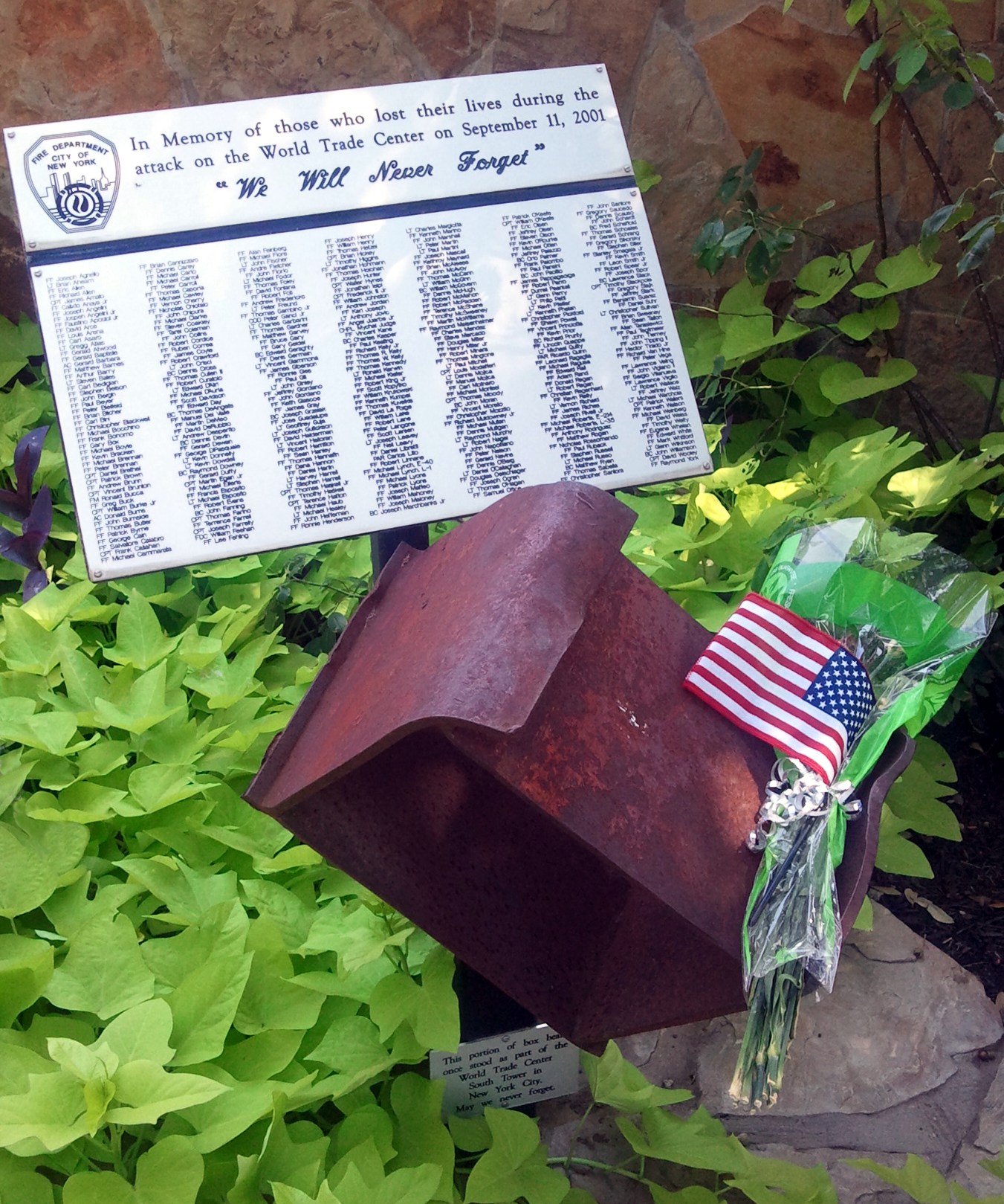 9.11 테러로 인한 사망자를 기리는 기념관으로 루이스빌 소방서 사무실에 전시된 세계 무역 센터 남쪽 타워의 상자 빔