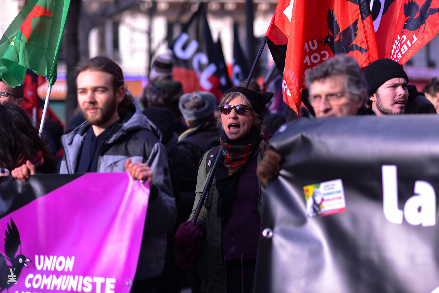 아나키스트와 쿠르드족이 로자바를 지지하며 프랑스에서 행진.