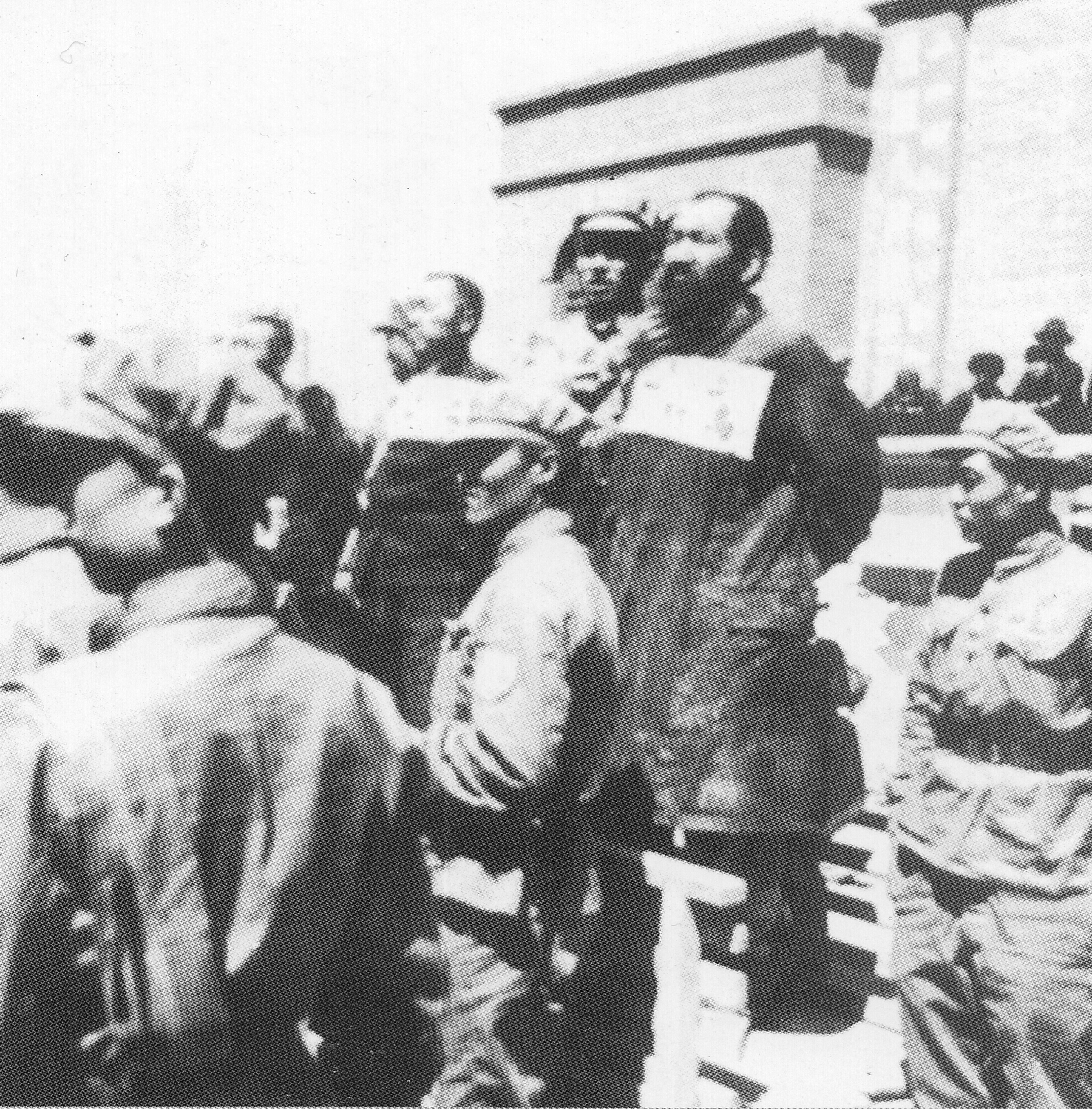 오스만 바투르와 다른 체포된 무슬림 지도자들이 처형을 기다리고 있다.