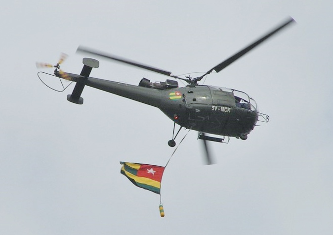 เฮลิคอปเตอร์อาลูเอต 3 (Alouette III) ของกองทัพอากาศโตโก พร้อมธงชาติ