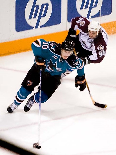 Ryan Smyth mengejar Christian Ehrhoff pada tahun 2008.
