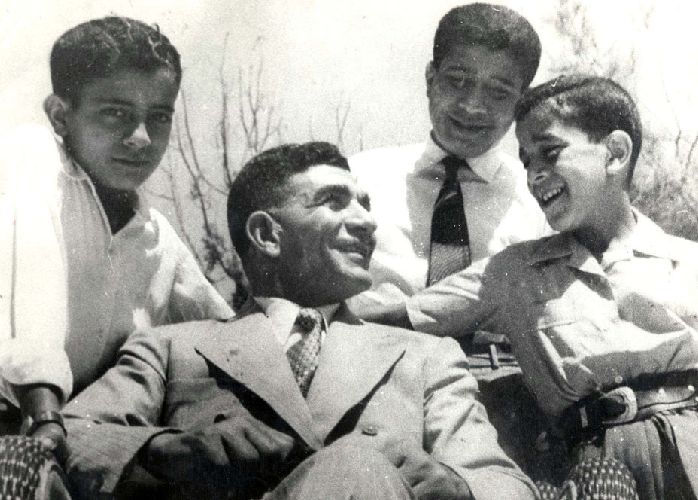 Naguib bersama anak-anaknya
