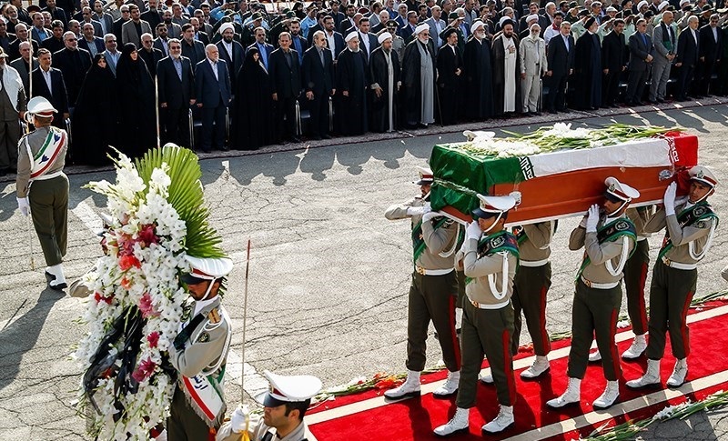 2015년 10월 3일, 이란 관리들이 참석한 가운데 사망자 시신이 메흐라바드 공항으로 돌아오는 모습.