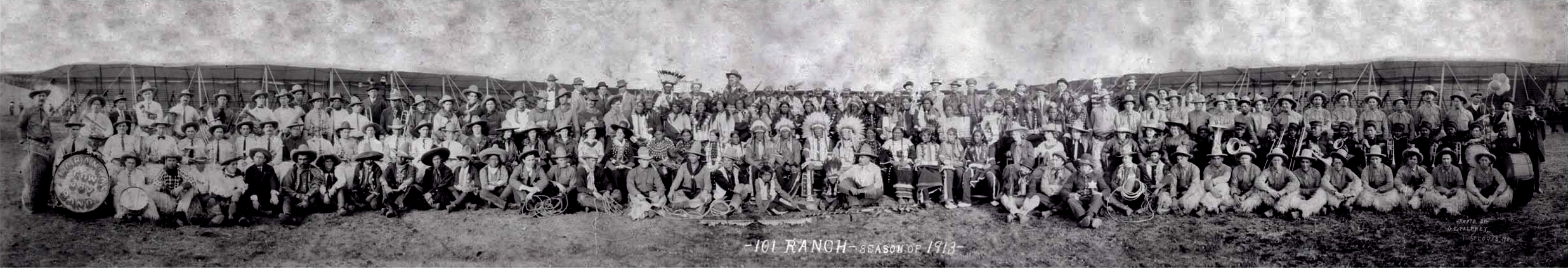 นักแสดง 101 แรนช์ ปี ค.ศ. 1913 ภาพถ่ายโดย การ์เน็ต อี. พาลฟรีย์