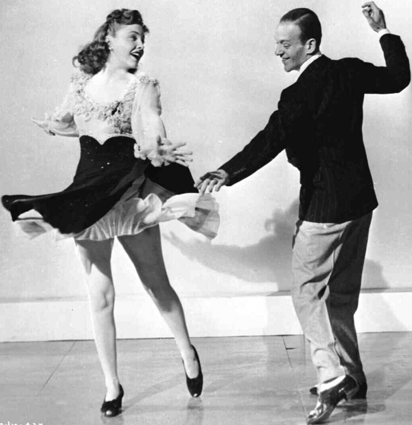 映画『青空に踊る』(1943年)でフレッド・アステアと共演するジョーン・レスリー