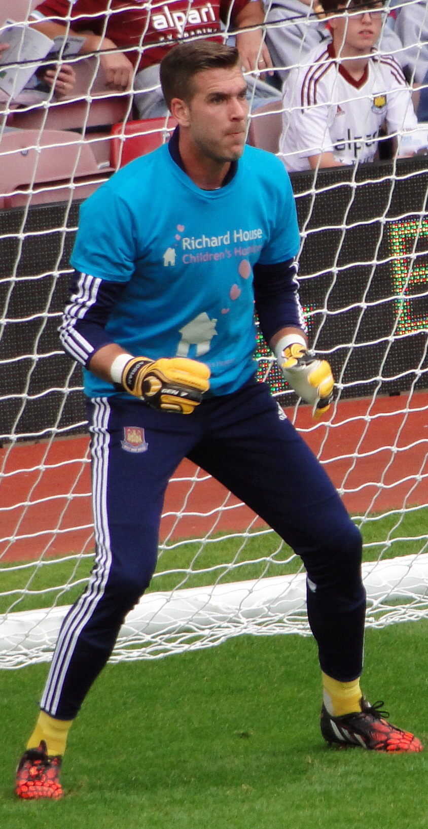 아드리안이 2014년 웨스트햄 유나이티드 FC에서 몸을 푸는 모습