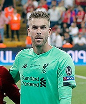 2019년 UEFA 슈퍼컵을 앞두고 리버풀 FC 선수들과 함께 줄을 서고 있는 아드리안