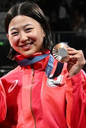 다카시마 리사 선수가 2024년 파리 올림픽 여자 사브르 단체전에서 메달을 받은 후의 모습