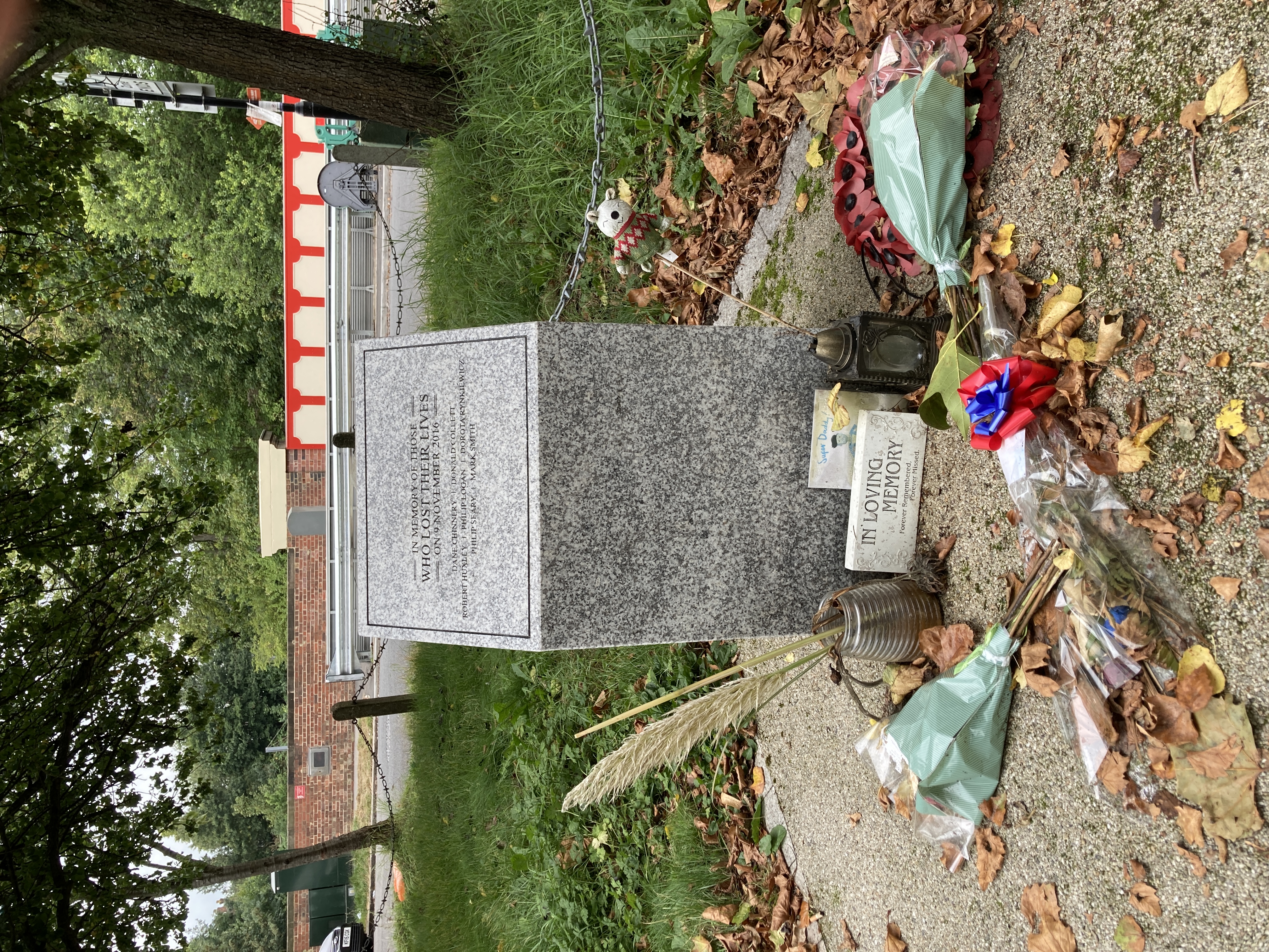 사고 현장 근처에 있는 사고 추모비