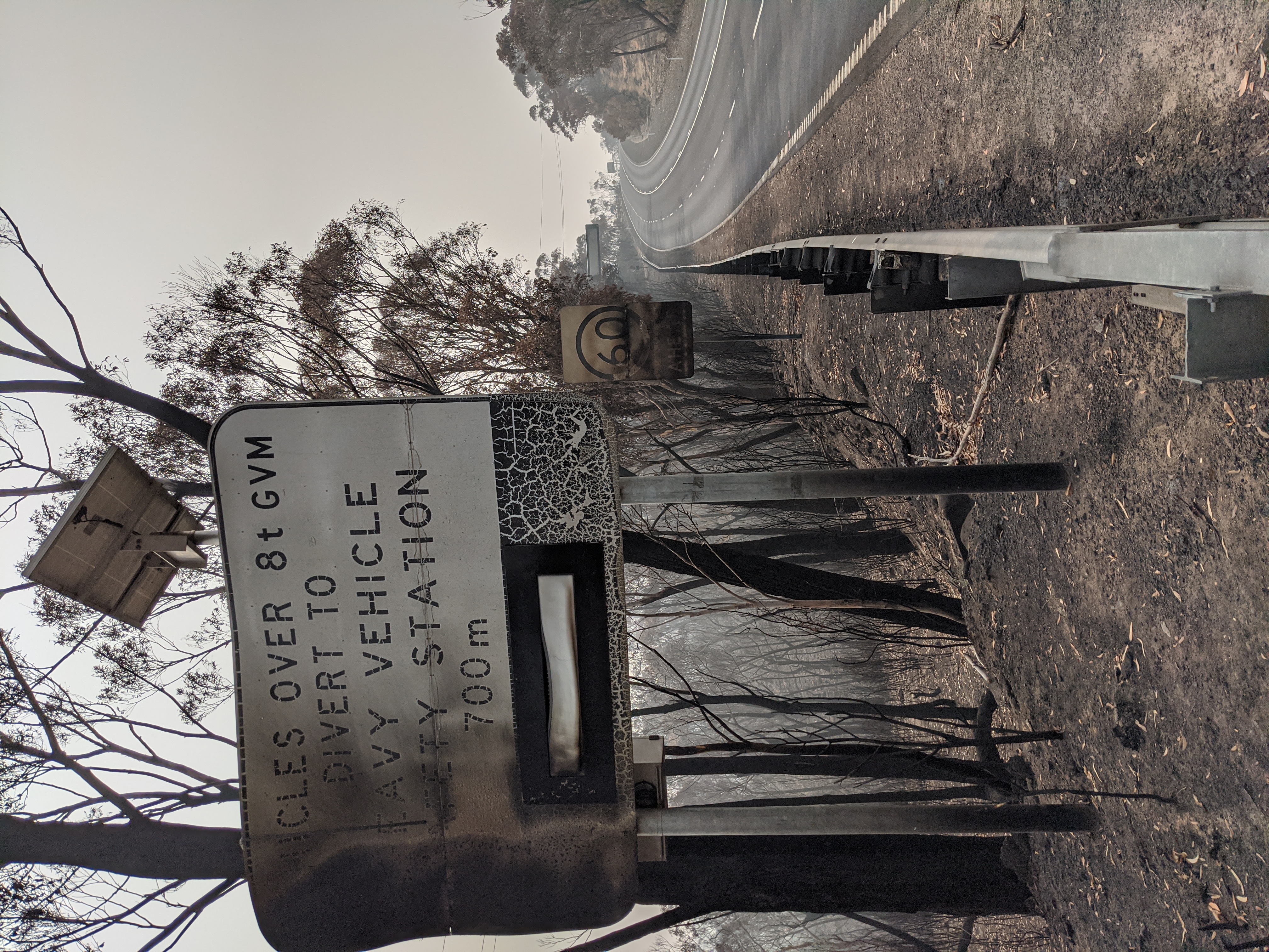 벨스 라인 오브 로드 주변의 손상된 도로 표지판