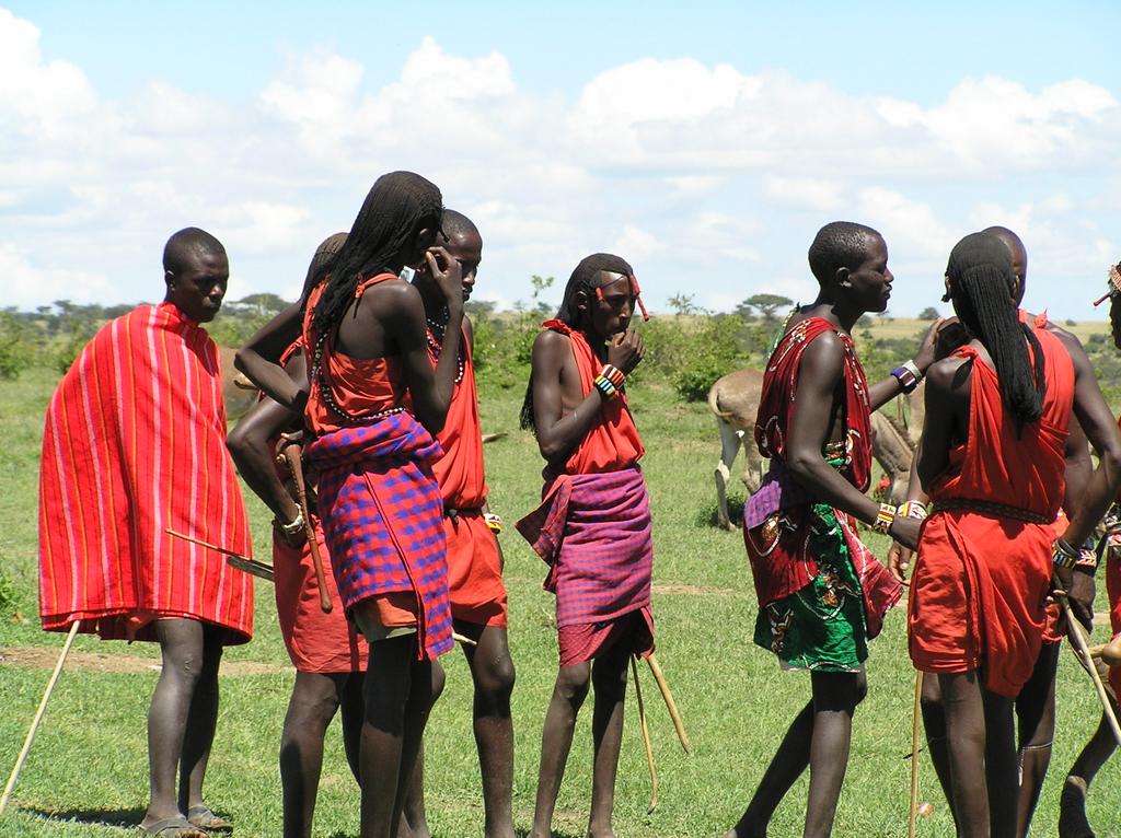 Suku Maasai dalam pakaian tradisional.