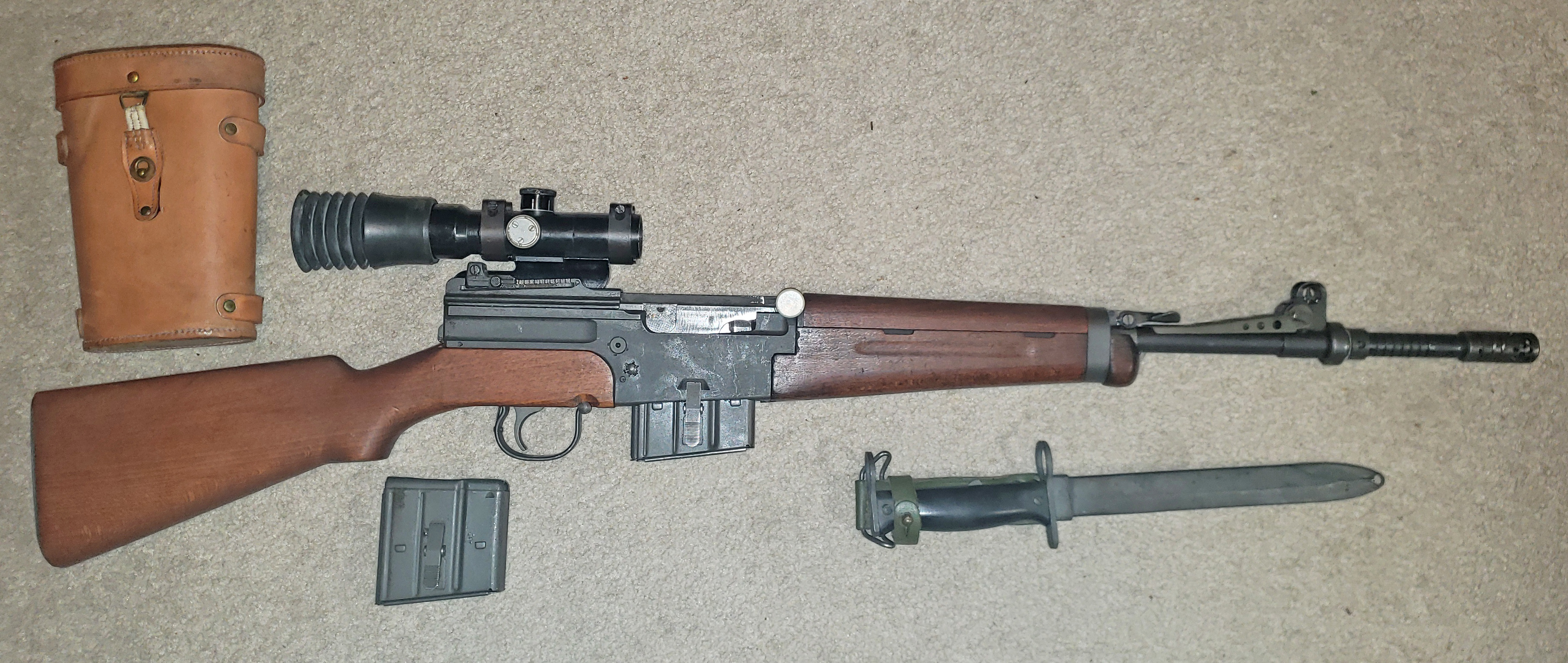MAS 49-56 소총에 APX 스코프, 스코프 케이스, 총검이 부착된 모습