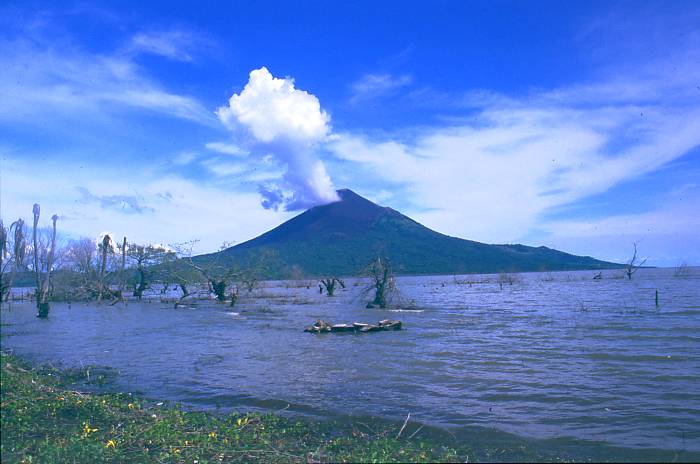 マナグア湖畔から望むモモトンボ火山