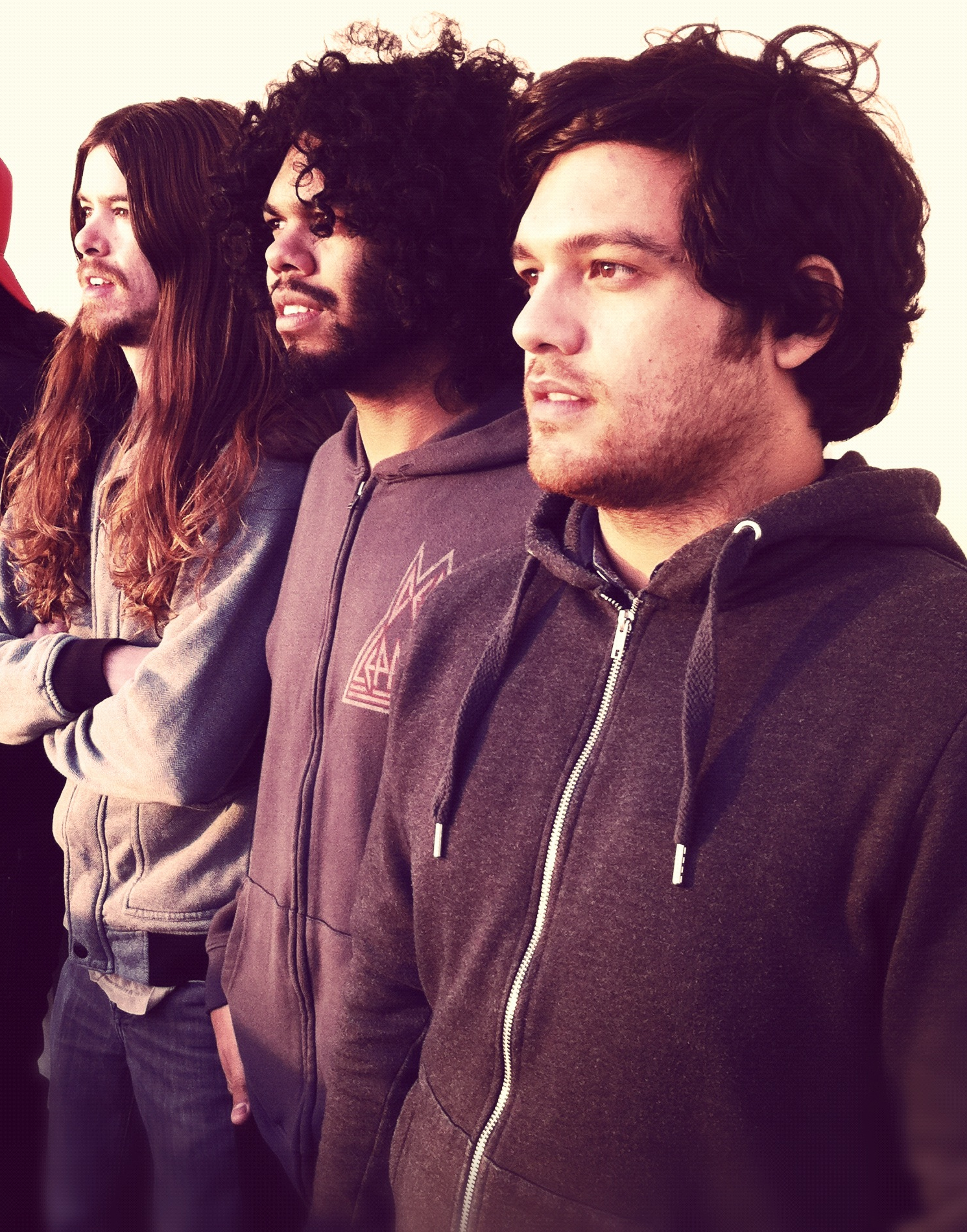 세 남자가 서로 옆에 서 있다