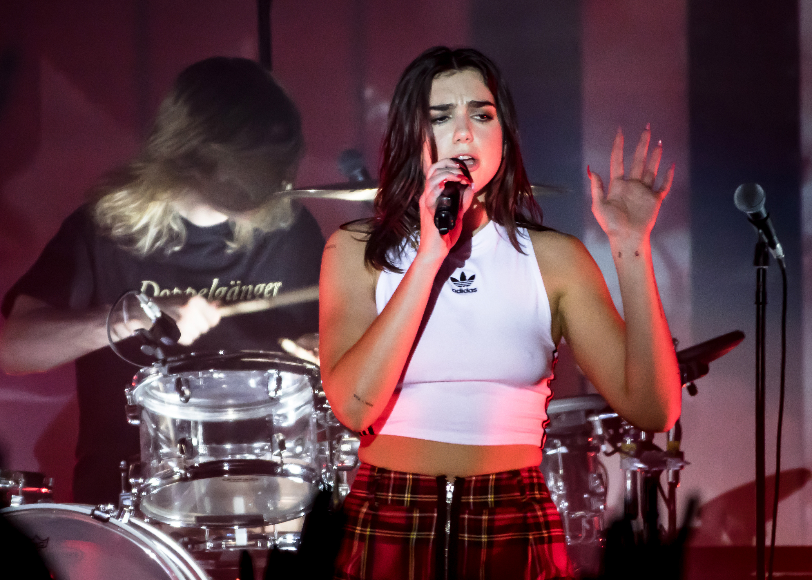 투어 중 공연하는 두아 리파의 컬러 사진