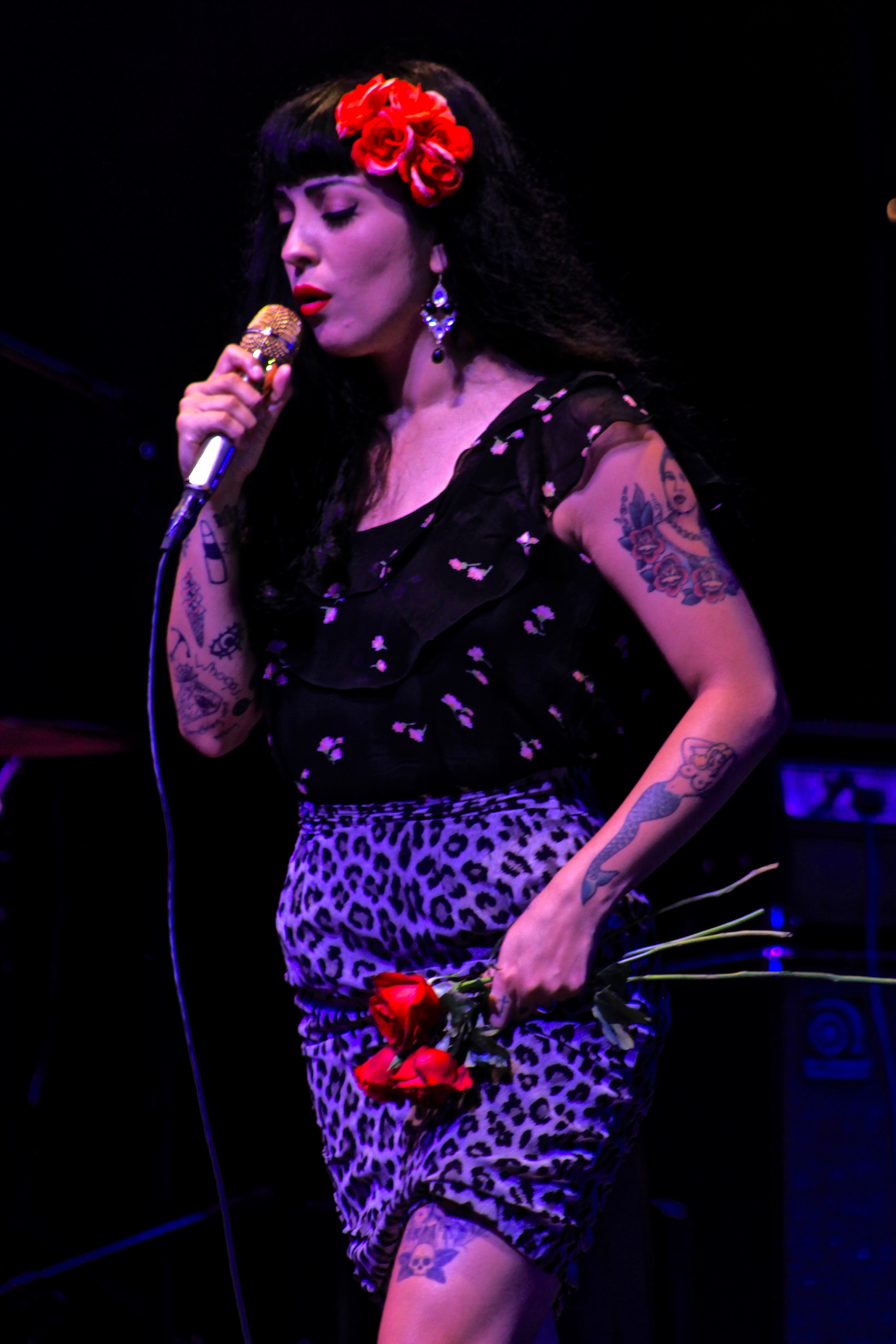 Mon Laferte가 공연하는 컬러 사진