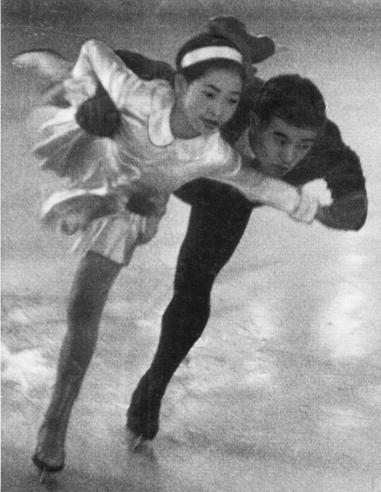 1937년 갈라 쇼에서 이나다 에츠코(왼쪽)와 가타야마 도시이치