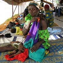 Một phụ nữ nông thôn chăm sóc đứa con sơ sinh suy dinh dưỡng tại trung tâm cứu trợ MSF Maradi, trong cuộc khủng hoảng lương thực Niger 2005-2006. Mặc dù Vùng Maradi là vựa lúa mì của Niger, chỉ riêng trong thế kỷ 20 đã chứng kiến ba trận hạn hán Sahel tồi tệ nhất, gây mất an ninh lương thực nghiêm trọng ngay cả ở những vùng màu mỡ nhất của Niger.