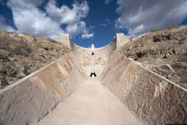 뉴멕시코 찰스 로스의 작품인 <i>스타 액시스</i>, 스타 터널 입구 북쪽 방향: (1971년–진행 중)