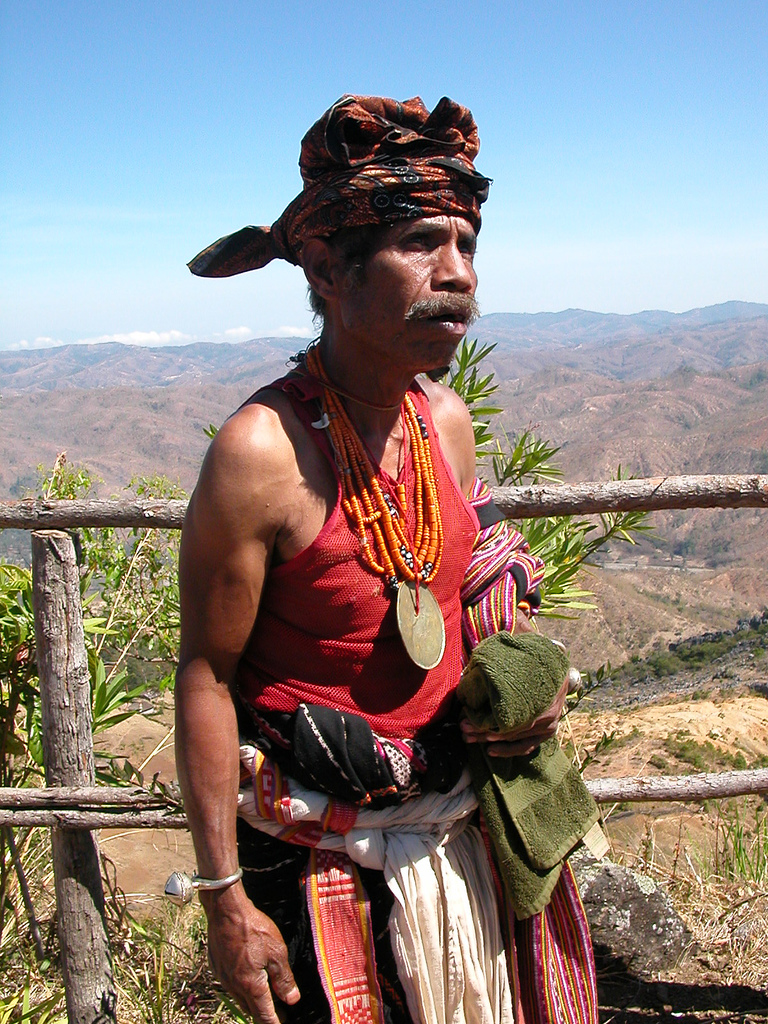 Người đàn ông Đông Timor trong trang phục truyền thống.