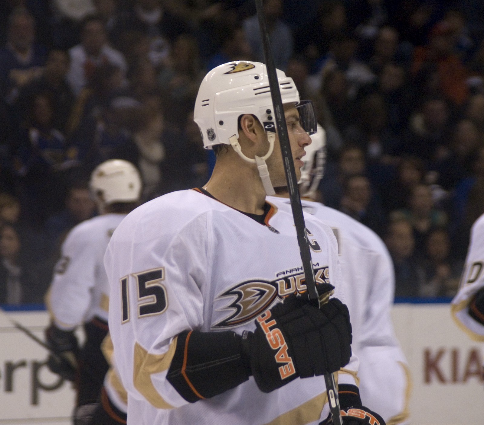 게츨러프가 2011년 2월 경기 중 페이스오프를 기다리고 있다.