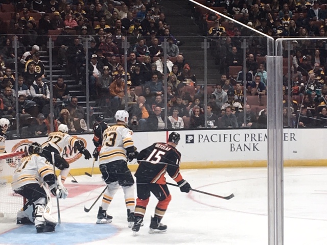 게츨러프(오른쪽)가 2019년 2월 골문 앞에서 즈데노 차라와 공방을 벌이고 있다.