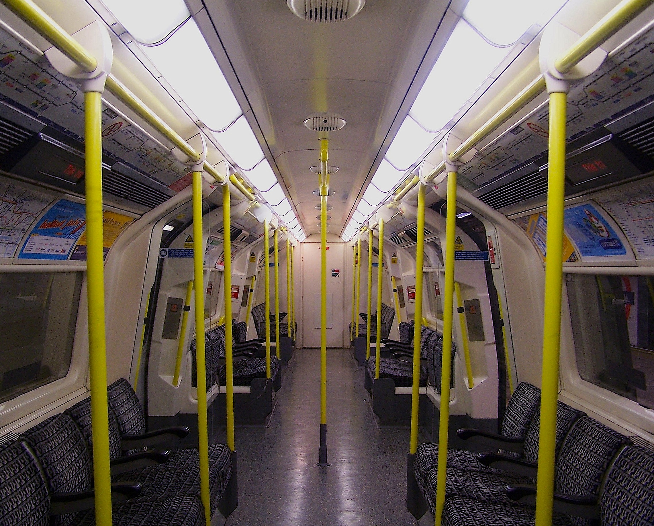 1995년식 전동차의 초기 내부 모습.