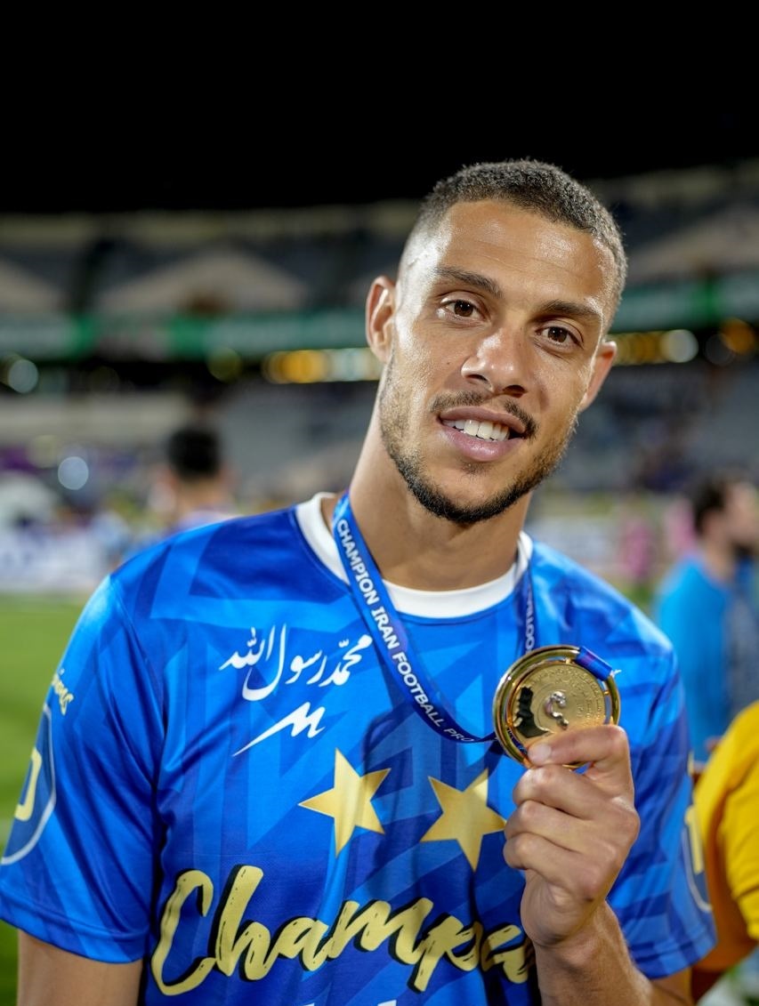 에스테그랄에서 페르시안 걸프 프로 리그 우승 메달을 받은 제스테드