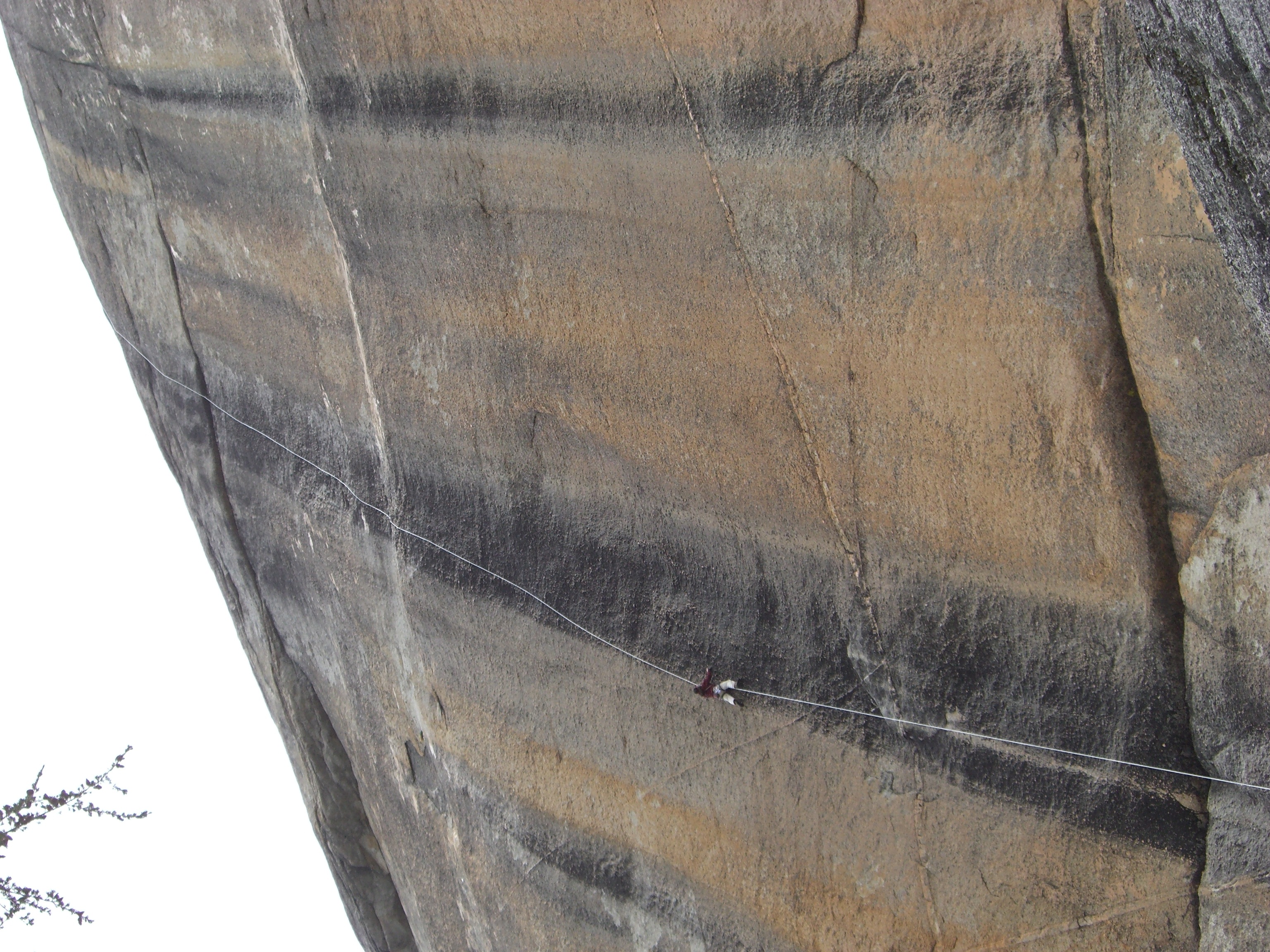 투올러미 메도스 메들리콧 돔에서 바차르-예리안 루트(5.11c)를 탑 로핑하는 론 카우크.