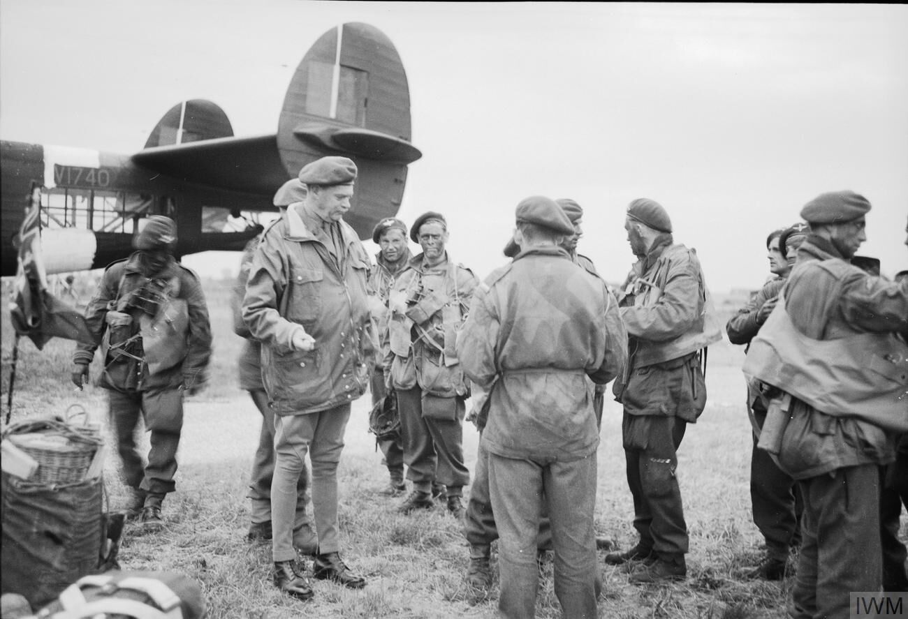 1944년 6월, 암스트롱 휘트워스 앨버말 앞에서 제5공수여단 병사들과 대화하는 리처드 게일 소장.