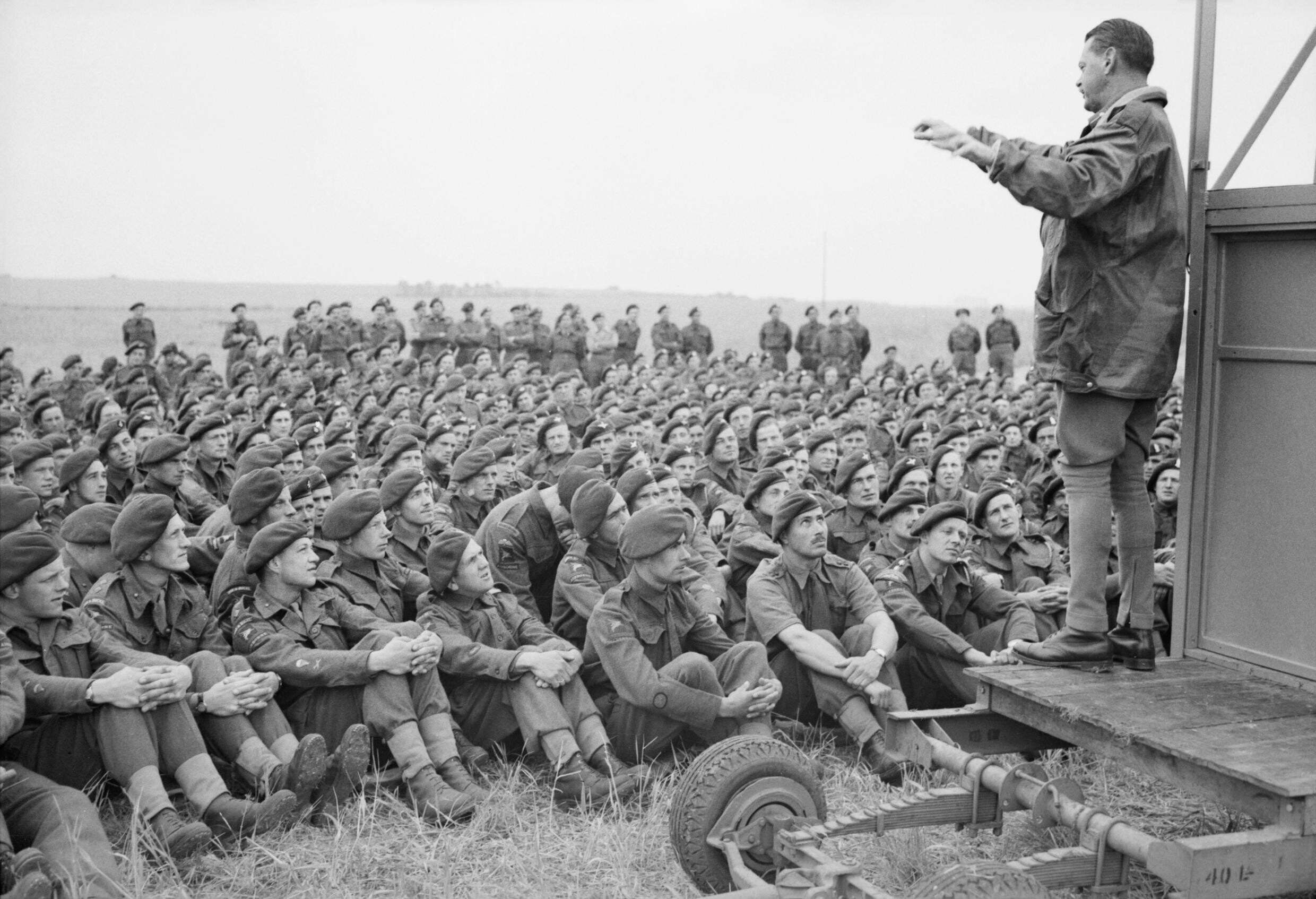 1944년 6월 4일, 제6공수사단 사단장 리처드 게일 소장이 부하들에게 연설하고 있다.