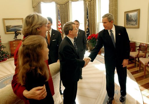 Presiden George W. Bush mengucapkan tahniah kepada Senator Mike DeWine atas kelulusan Akta Penyelidikan Ekuiti Pediatrik 2003.
