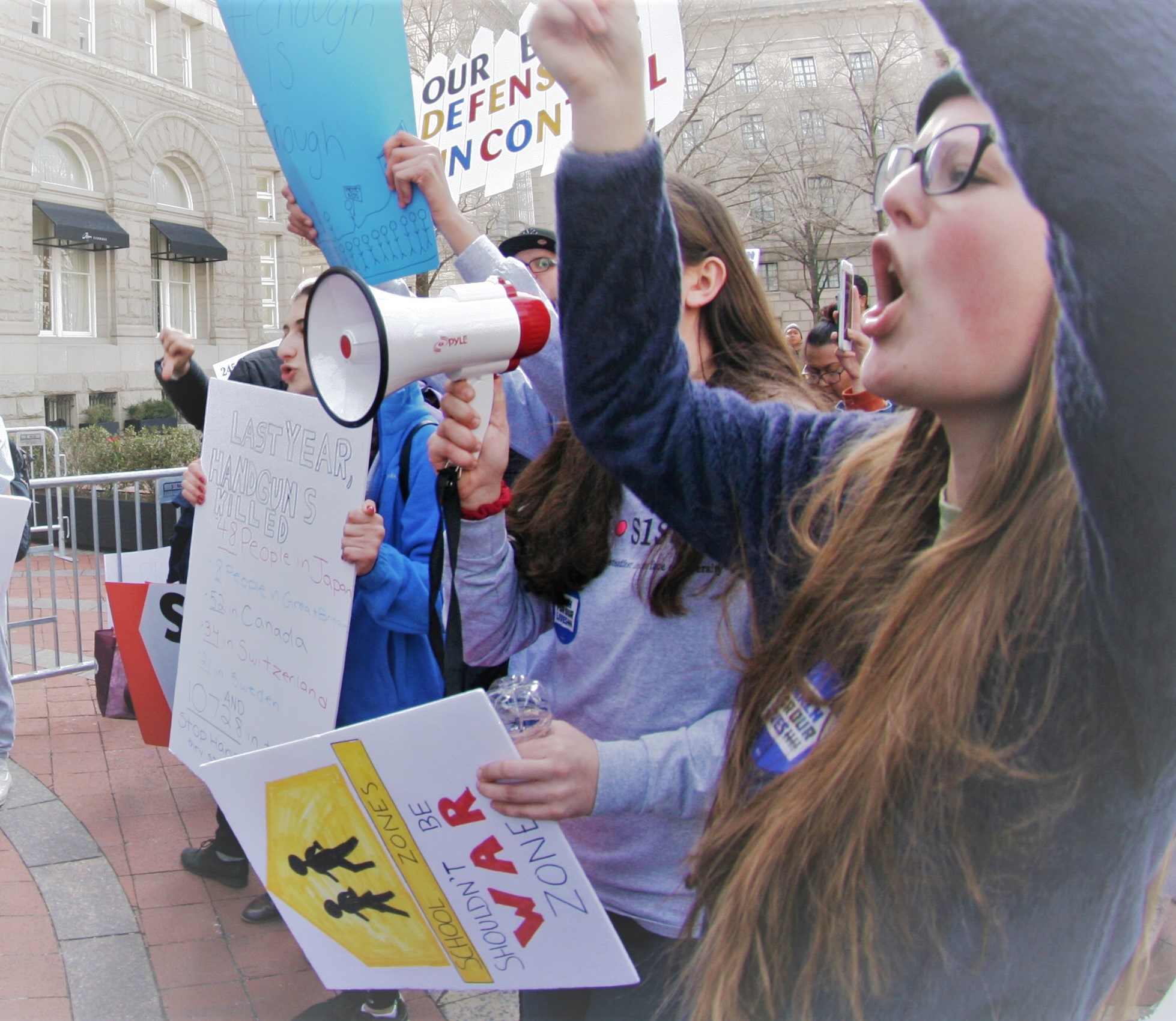워싱턴 D.C.의 트럼프 호텔에서 시위하는 사람들