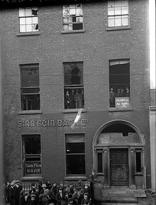 영국 치안군의 급습 이후 더블린 하코트 스트리트 6번지의 신 페인 은행(Sinn Féin Bank), 1920년 12월 1일.