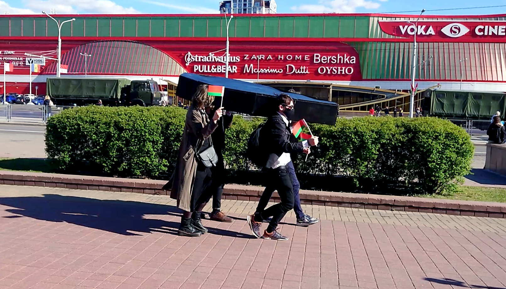 청년 블록 활동가들이 5월 9일 전승 기념일 퍼레이드 리허설 동안 군 열과 함께 <a href=