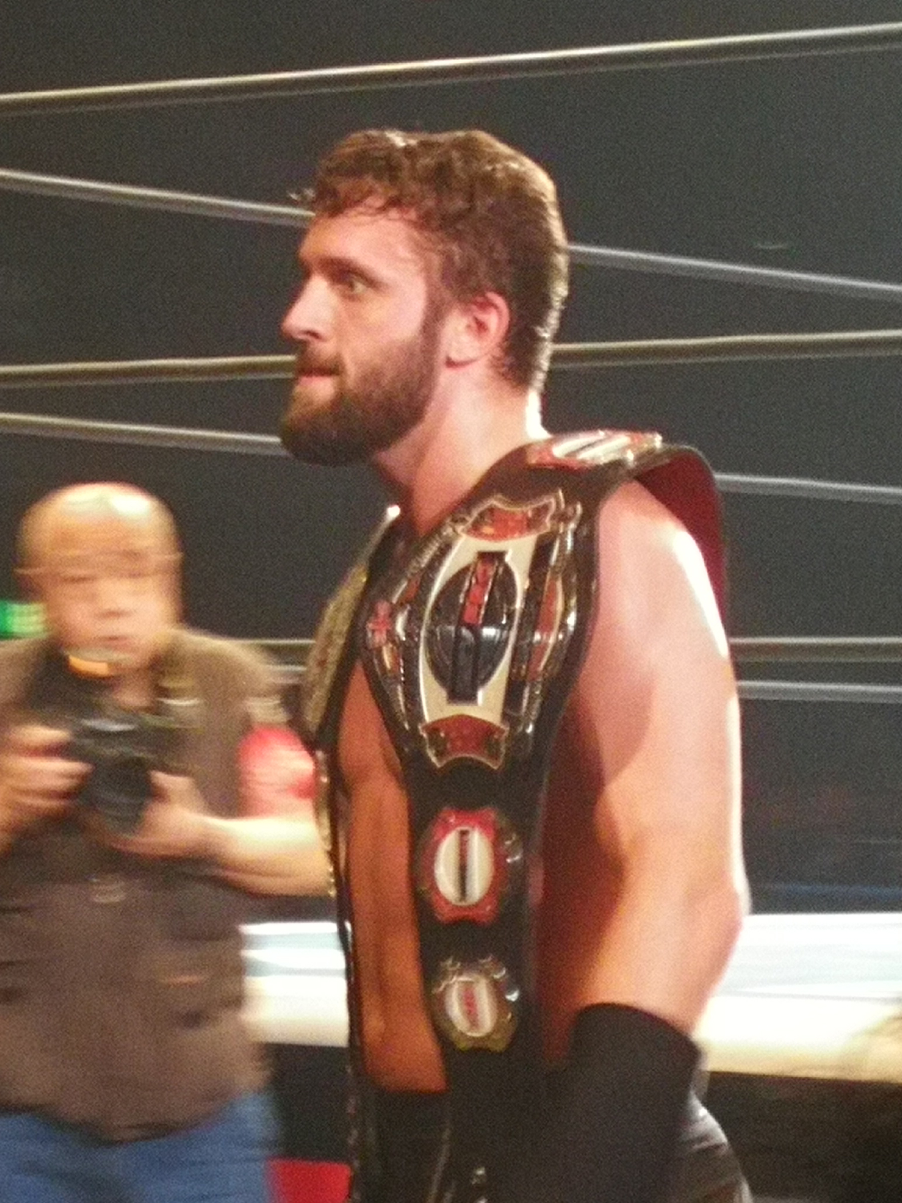 2019年11月のエル・ファンタズモ。当時、彼はRPWブリティッシュクルーザー級王座とIWGPジュニアタッグ王座の二冠王者であった。