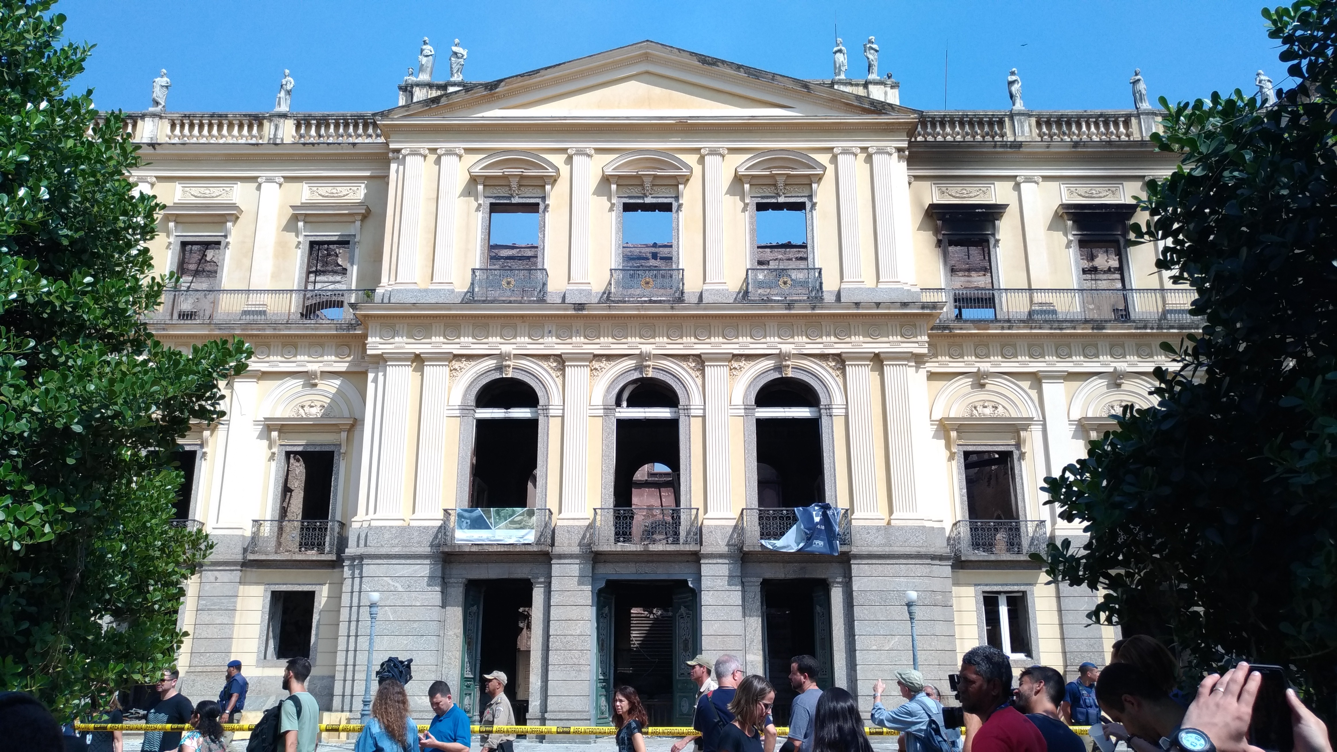 불에 탄 박물관 외관