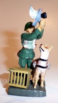 사진기를 단 비둘기를 다루고 있는 장난감 병사.