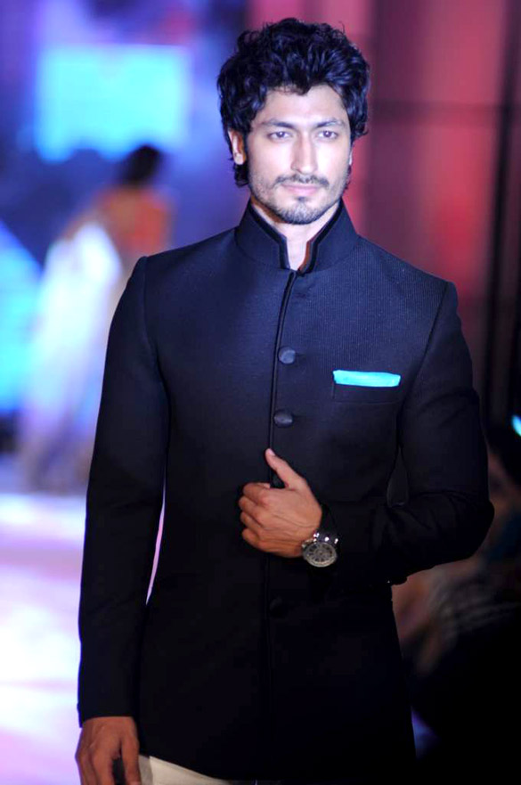 Vidyut Jammwal ramp walking for a fashion show in 2012.