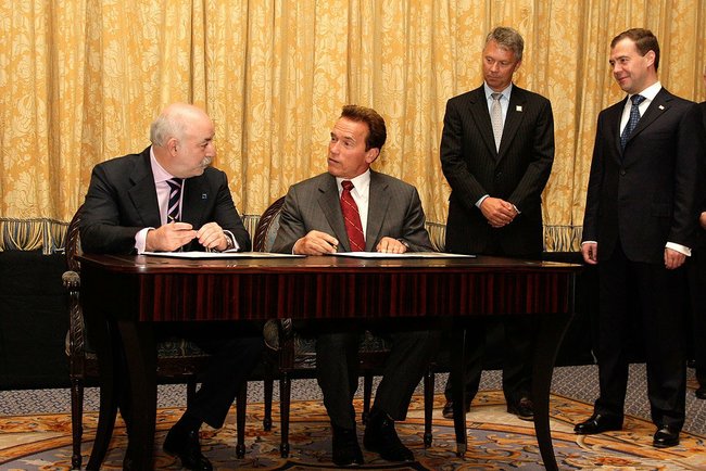 Presiden Rusia Dmitry Medvedev menyaksikan pemeteraian memorandum kerjasama antara Gabenor California Arnold Schwarzenegger dan Viktor Vekselberg pada 23 Jun 2010.
