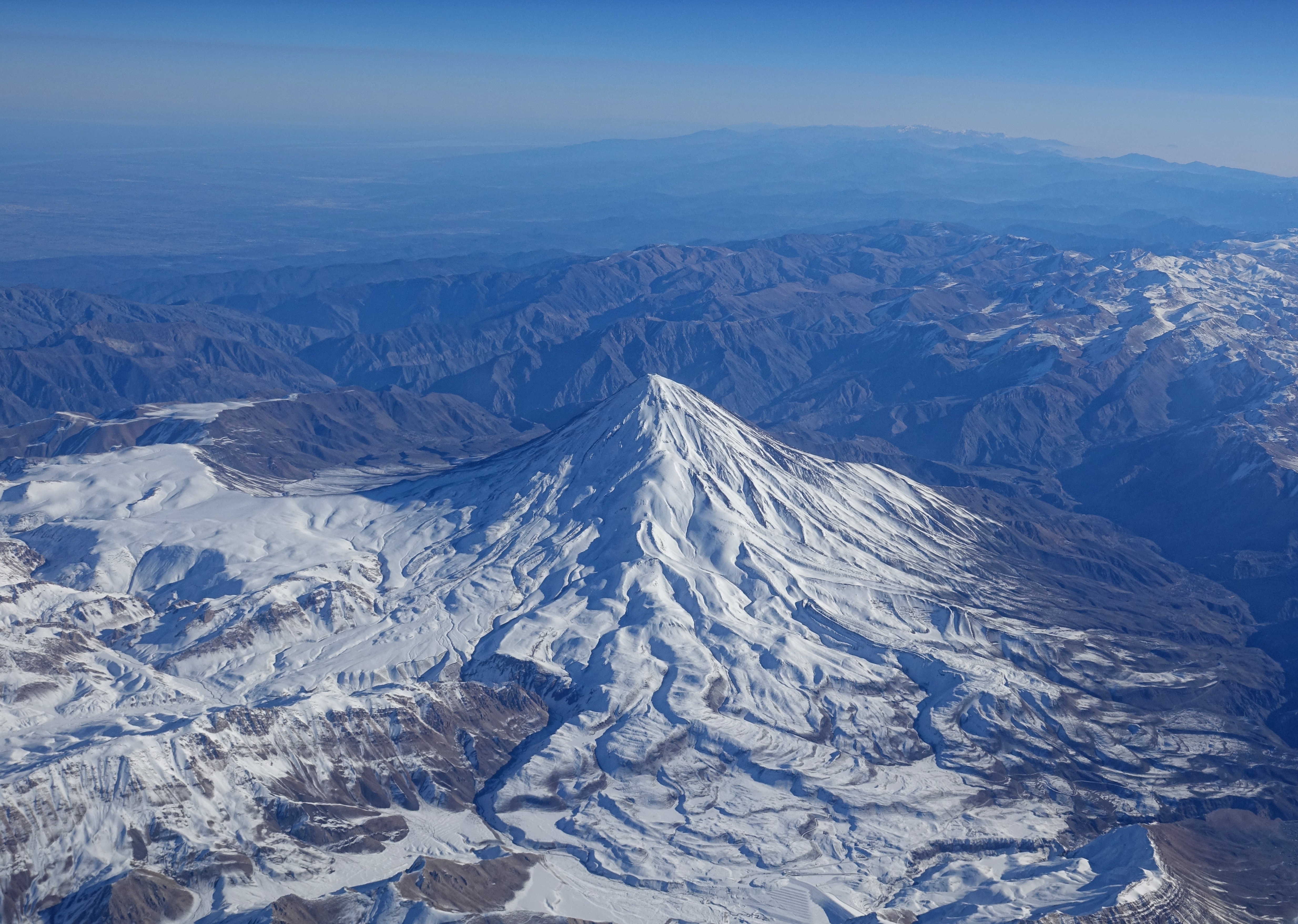 Gunung Damavand, gunung berapi tertinggi di Asia. Gunung ini memiliki tempat khusus dalam mitologi Persia.