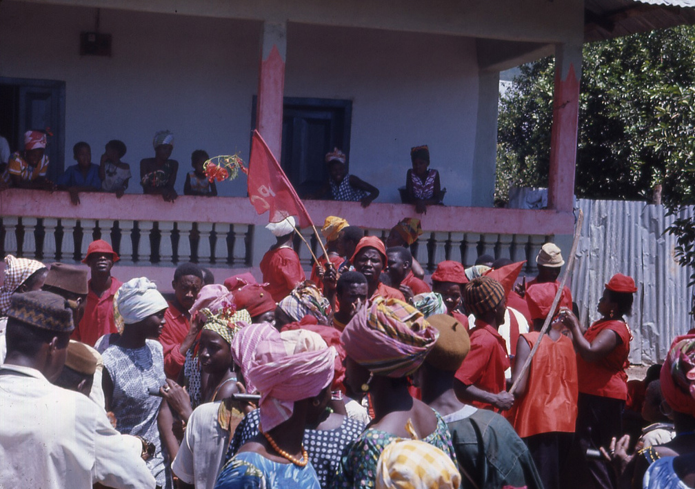 Sebuah rapat umum politik APC di kota utara Kabala di luar rumah pendukung saingan SLPP pada tahun 1968