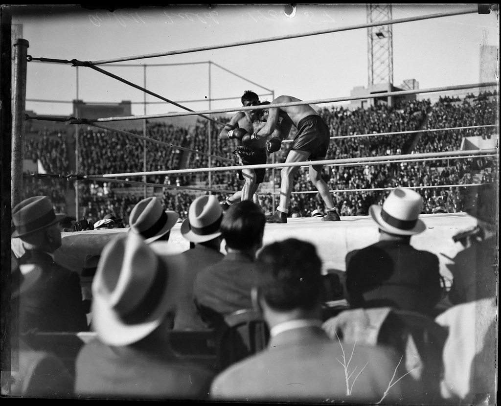 Corbett (facing camera) versus Fields at Seals Stadium, 1933